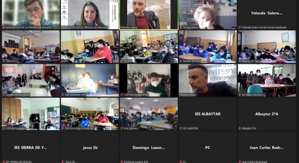 Roberto López muestra el plató de 101tv al alumnado de Prensa en mi mochila
