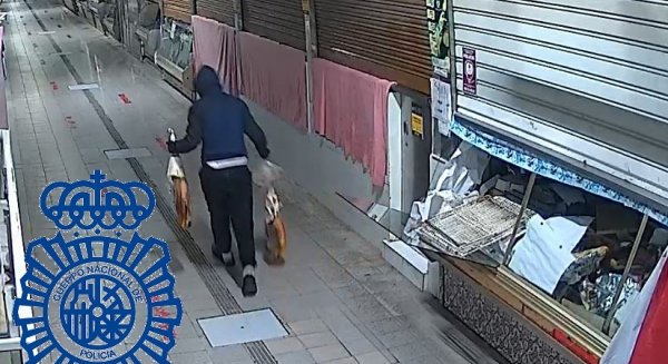 Detenido un hombre en el tejado de un mercado municipal por robar dos jamones